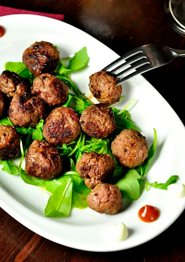 Frikadeller med salat set oppefra